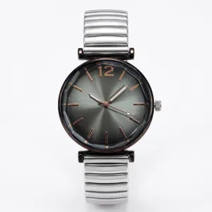 Close-up detail van het minimalistische quartz horloge met donkergrijze wijzerplaat en metalen band.