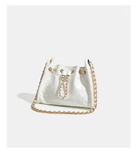 Weisse gesteppte Hobo Beuteltasche mit Goldkette, elegante Damen Leder Schultertasche.
