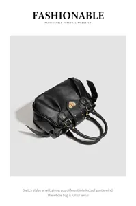 Detailansicht einer schicken schwarzen Ledertasche mit Herzschloss, ideal für das Pendeln.