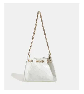 Detailansicht der vintage gesteppten Diamanten Kettenriemen Hobo Eimer Umhängetasche in weiß.