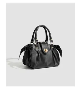 Schwarze Leder-Plissee-Handtasche mit Herzschloss und Schleife, stylische Damen-Umhängetasche.