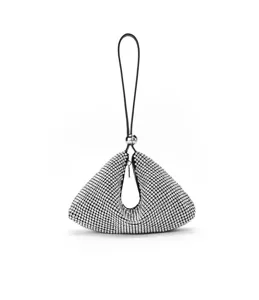 Detalle bolso noche triángulo estrás, clutch cristal brillante, bolso fiesta lujo elegante.