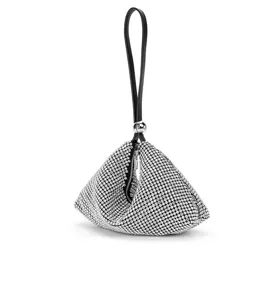 Brillante bolso de noche triangular de pedrería con asa de cuero y diseño plateado elegante.