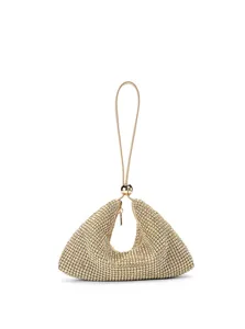 Detalle del bolso de noche triangular con pedrería brillante y diseño elegante.