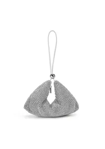 Detalle del bolso de noche triangular de estrías brillantes con textura de cristal y asa elegante.