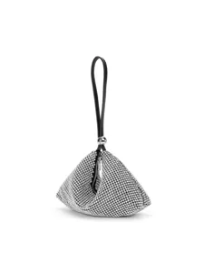 Bolso de noche triangular de pedrería plateada con asa de cuero y cierre metálico.