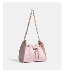 Rosa gesteppte Beuteltasche mit Kette, stylische Leder Hobo Tasche fuer Damen Alltag.