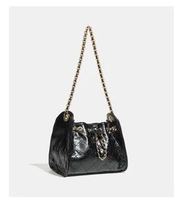 Klassische schwarze gesteppte Ketten-Eimer-Tasche, stilvolle Vintage-Umhängetasche.