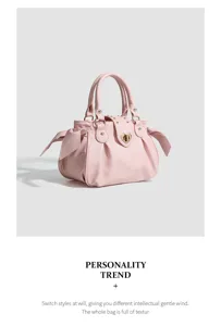 Nahaufnahme der rosa Handtasche mit süßem Herzschloss und stilvollen Schleifenbändern.