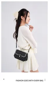 Klassieke gewatteerde schoudertas voor dames, zwarte crossbody tas met stijlvolle metalen sluiting.