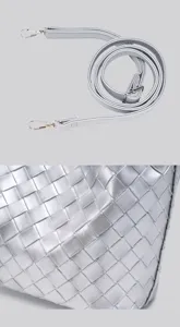 Silberne gewebte Ledertasche Detail mit Schulterriemen und klassischem Flechtmuster.