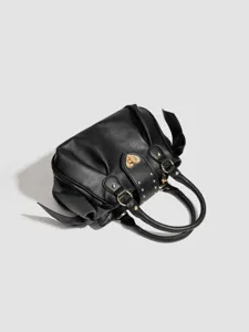 Schwarze Handtasche mit Herzschnalle und Falten, vielseitige Umhängetasche für Damen.