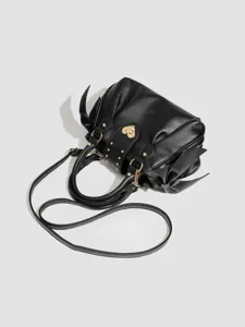 Schwarze Damentasche aus Leder mit Herzschloss und Schleifen, elegante Umhängetasche.