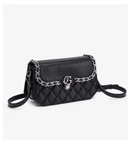 Zwarte gewatteerde schoudertas met ketting, elegante PU lederen tas met metalen slot.