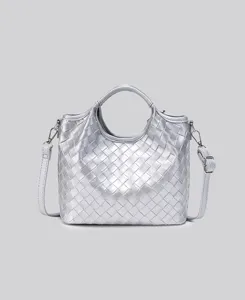 Detailaufnahme einer silbernen geflochtenen Ledertasche mit feiner Textur und Metallteilen.