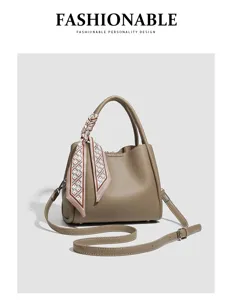 Stijlvolle dames handtas shopper emmertas crossbody tas met chique geprinte zijden sjaal decor