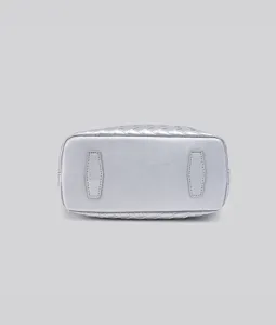 Silberne gewebte Handtasche Boden Detailaufnahme, stilvolles PU-Leder Design, elegante Tasche.