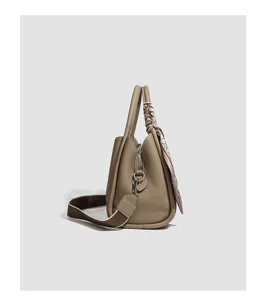 Stijlvolle lederen crossbody schoudertas voor vrouwen met brede band en chique sjaal.