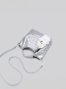Silberne gewebte Ledertasche mit süßem Plüschwelpen-Anhänger, elegante Umhängetasche.