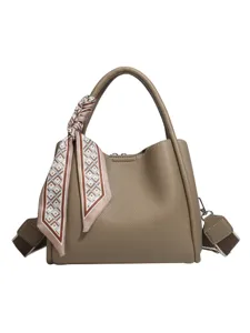 Chique lederen handtas voor dames, veelzijdige crossbody tas met stijlvolle sjaal.