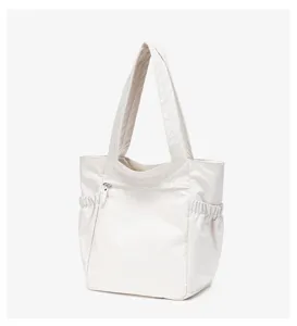 Details van de minimalistische nylon shopper, grote capaciteit schoudertas, zijzakken.
