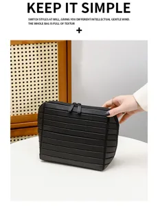 Borsa cosmetica rigida nera con elegante design a righe, grande organizzatore di viaggio portatile.