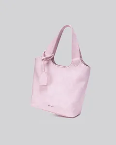 Nahaufnahme der rosa Schultertasche mit Fokus auf Textur und edlen Metallakzent.