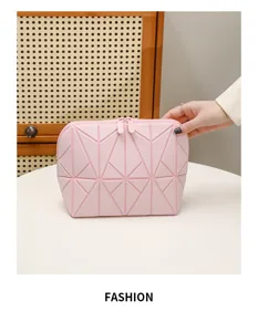 Dettaglio borsa cosmetica geometrica rosa, elegante borsetta da viaggio impermeabile con zip.