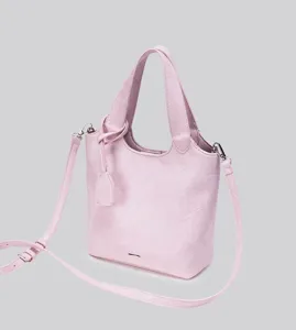 Minimalistische rosa Leder-Tragetasche Detail, Pendler-Handtasche mit Schultergurt und Metall.