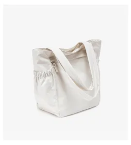 Witte nylon tote bag detailweergave, casual grote schoudertas voor dagelijks pendelen.