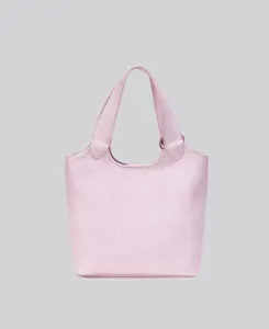 Rosa gefaltete Ledertasche Detail mit strukturierter Oberfläche und robuster Henkelbasis.