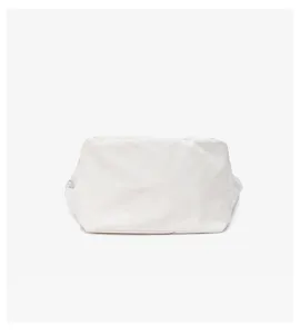 Detailweergave van de onderkant van witte nylontas, minimalistisch en casual alledaags.