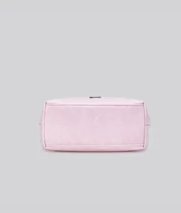 Unterdetailansicht der minimalistischen rosa Tasche mit sauberen Nähten und Struktur.