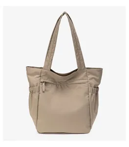 Gedetailleerd overzicht van grote nylon tote tas voor dames in khaki, stijlvolle tas.