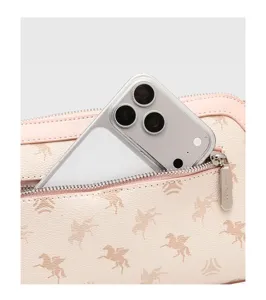 Roze pegasus print schoudertas detail van de voorste zak met smartphone capaciteit.