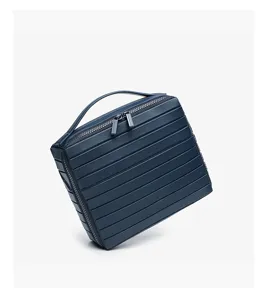 Gedetailleerd overzicht van de donkerblauwe gestreepte make-up tas met handvat voor reizen.