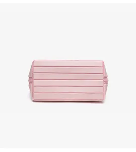 Dettaglio di borsa cosmetica geometrica rosa, trousse trucco impermeabile per viaggi donna.