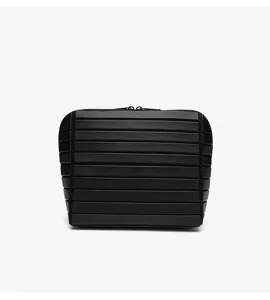 Dettaglio borsa cosmetica rigida nera, con linee di scanalatura parallele e doppia cerniera.