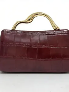 Bolso de mano burdeos con motivo de cocodrilo y asa dorada ondulada, elegante bolso de noche.