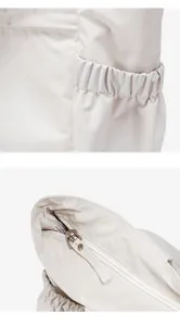 Detailopname van beige nylon shopper met elastische zijzak en handige ritssluiting bovenop.