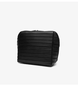 Dettaglio a coste orizzontali nere della borsa da viaggio cosmetica con cerniera robusta.