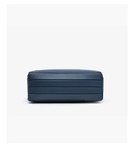 Gedetailleerd overzicht van de donkerblauwe gestreepte cosmetische tas met textuur en rits.