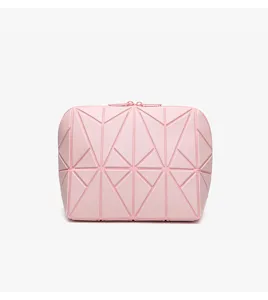 Dettaglio borsa cosmetica geometrica rosa con motivo a griglia triangolare e zip fluida.