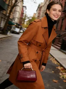 Elegante bolso de mano con estampado de cocodrilo y asa dorada para mujeres con estilo.