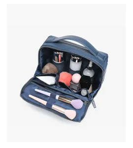Gedetailleerd overzicht van de multifunctionele cosmetictas met handige vakken en kwasten.