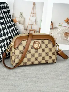 Schoudertas voor vrouwen, trendy meervoudige crossbodytas met bruin ruitjespatroon design.