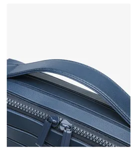 Detailgezicht van de blauwe reiskosmetische opbergtas met ritssluiting en handvat.