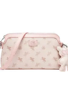 Roze crossbody tas met pegasus print en schattige berenhanger voor dames, stijlvolle handtas.