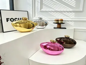 Scatta dettaglio di borse da sera a proiettile metalliche lucide in vari colori chic in mostra.
