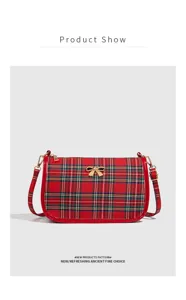 Chic sac à bandoulière écossais rouge avec nœud métallique, élégant sac à main féminin.